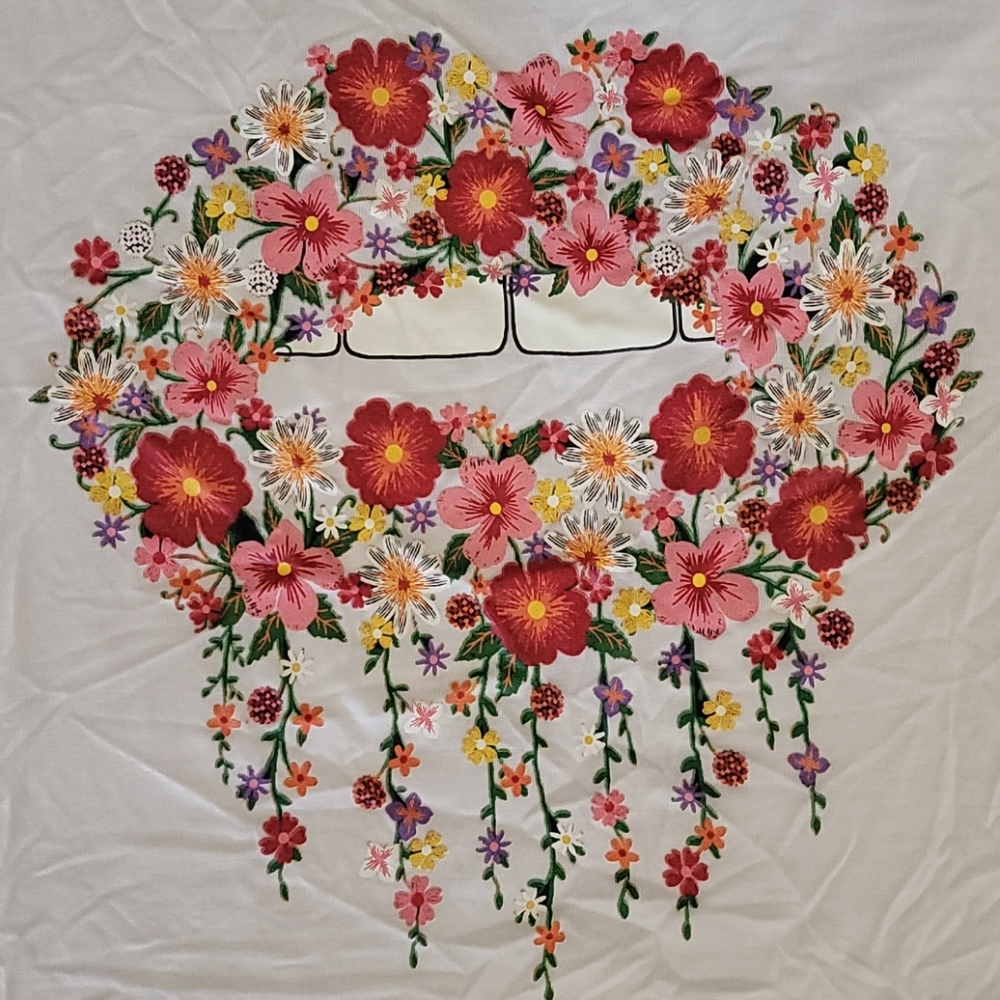 Floral Lips Tee NWT - Picture 2 of 2